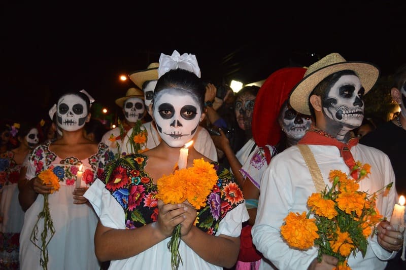 costumes estranhos de outros países - pessoas caracterizadas para o dia dos mortos