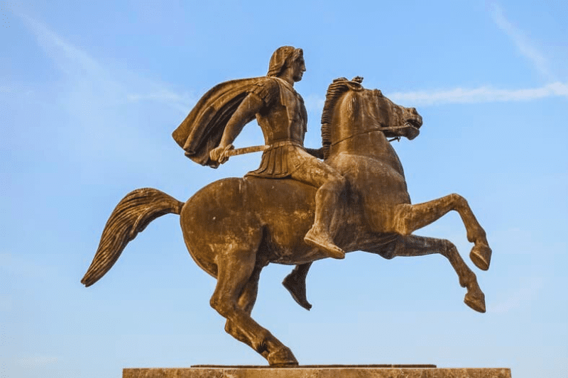 foto de estátua de Alexandre o Grande montado em seu cavalo