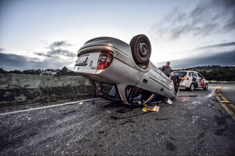 álcool, foto de um carro capotado