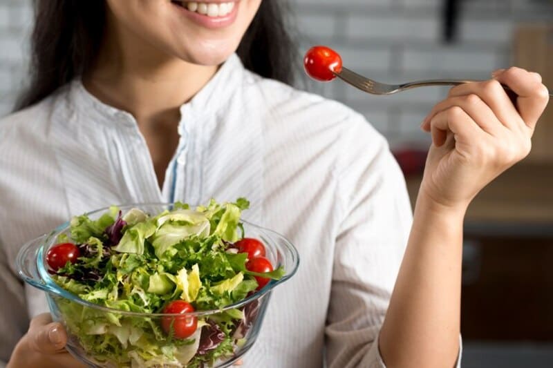 Viver mais e melhor, alimentação saudável, mulher comendo salada