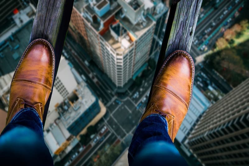 Fobias, medo de altura, acrofobia, pés de homem na altura