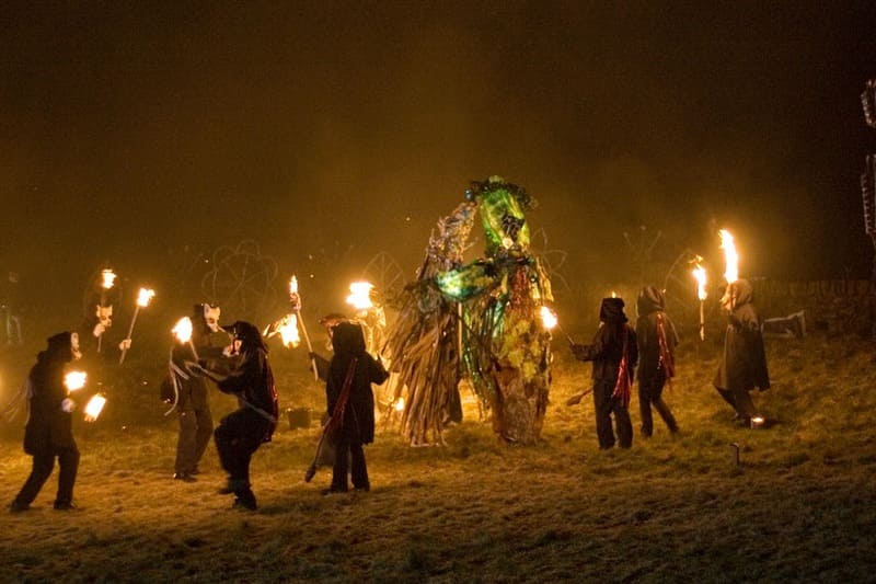 Halloween, foto de ritual a noite com pessoas e fogo