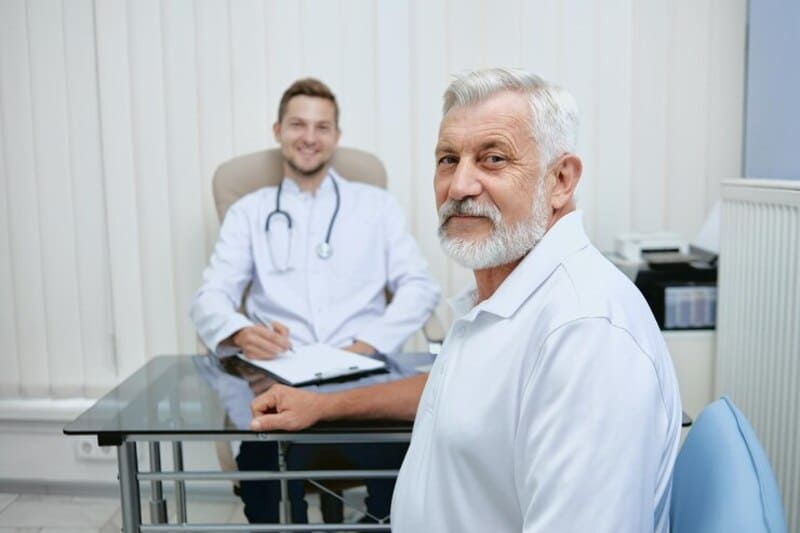 Viver mais e melhor, homem no consultório médico