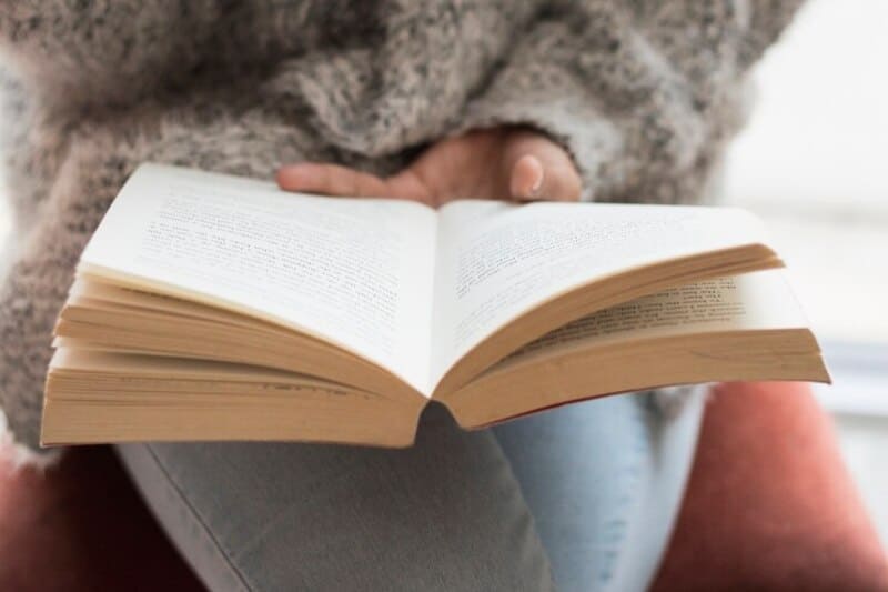 Viver mais e melhor, mulher lendo livro