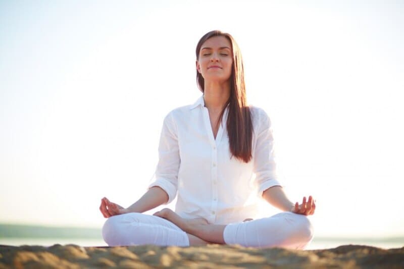 benefícios da meditação, mulher meditando