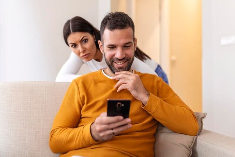 ciúme, mulher olhando celular do marido namorado 