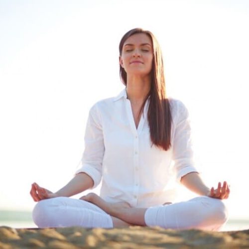 benefícios da meditação, mulher meditando