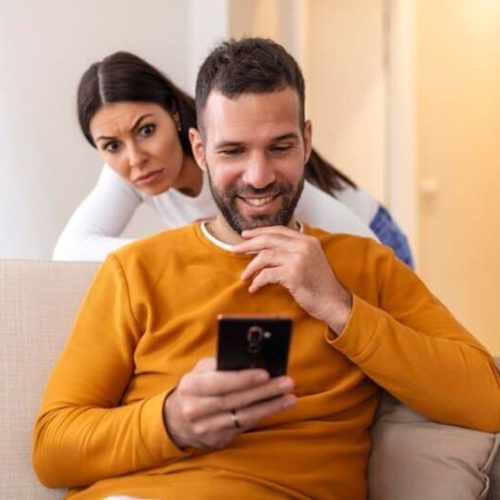 ciúme, mulher olhando celular do marido namorado 